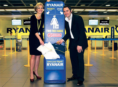 Зараз Ryanair дозволяє пронести на борт безкоштовно одну валізу вагою до 10 кг і габаритами до 55х40х20 см, а також невелику особисту річ з габаритами до 35х20х20 см
