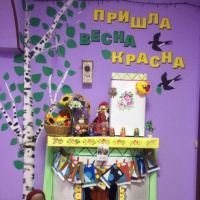 Весняне оформлення дитячого садка   В цьому році ми вирішили зробити всю вхідну групу в російсько-народному стилі: грубка, метелики, сонечко, зв'язки бубликів