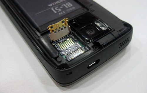 Під нею - батарейний відсік і слот для карт пам'яті microSD: підтримується «гаряча» заміна картки