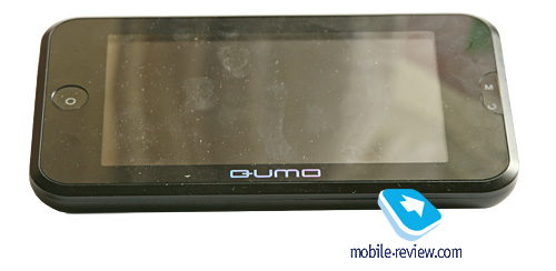 Під дисплеєм знаходиться лише сріблястий логотип компанії Qumo