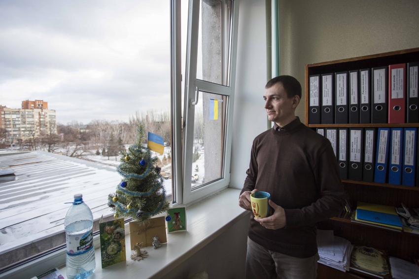 У кабінеті Дениса дуже багато української символіки - від вишивок, що висять в рамочках на стінах, до прапорців, якими прикрашена новорічна ялинка і посуду в жовто-блакитних тонах