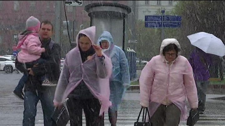 Image caption Погода в Москві нещадна до всіх, в тому числі до перших осіб держави   Після кліматичних аномалій взимку і навесні Москва все ніяк не може увійти в звичний її жителям режим літньої спеки