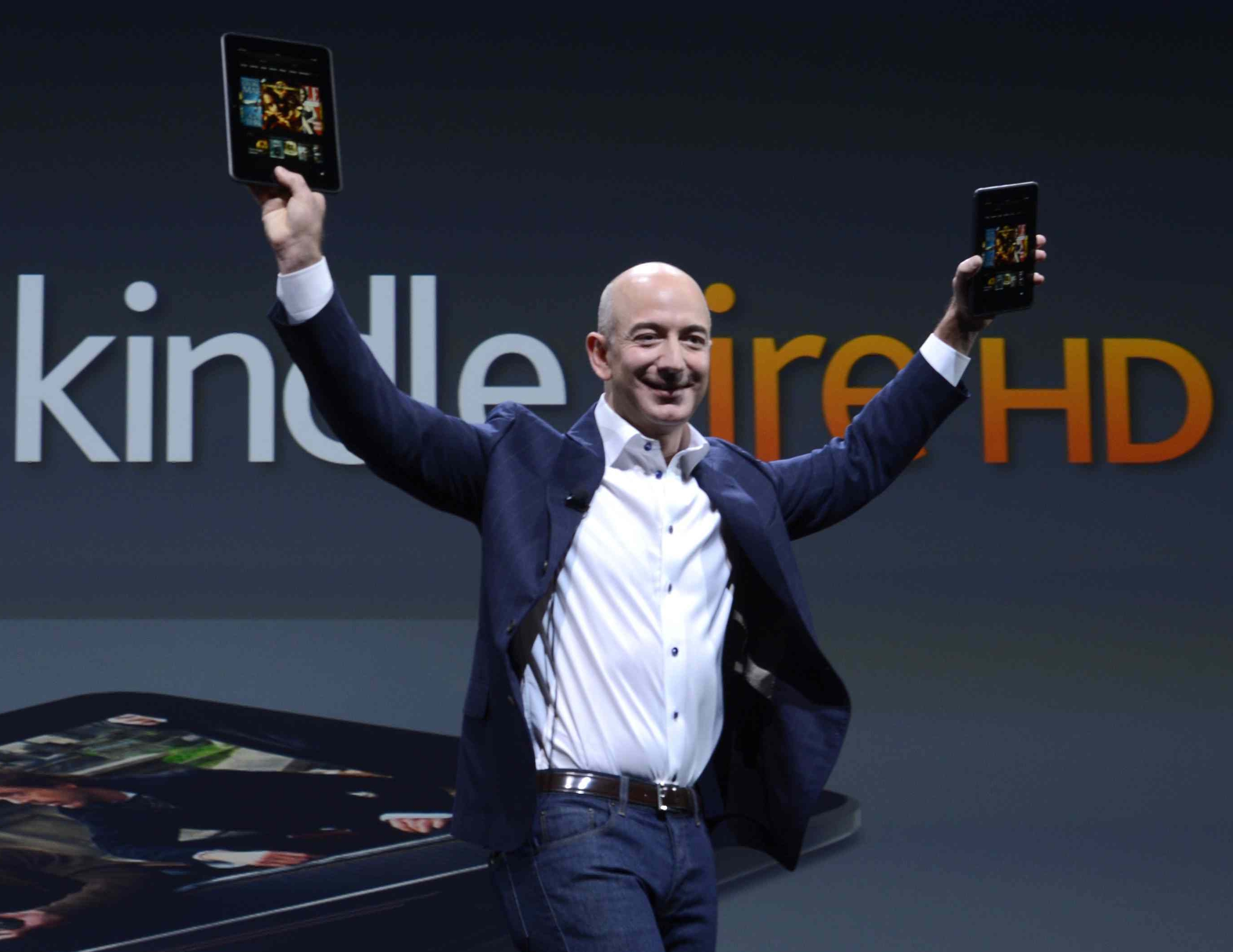 Amazon відома і власними пристроями, які потрапляють на ринок з вражаюче бюджетним цінником: електронна книга   Kindle   , смартфони   Fire Phone   , «Розумна» колонка   Echo   - користувачі по всьому світу знають і з задоволенням використовують мобільні гаджети, створені продавцями книг