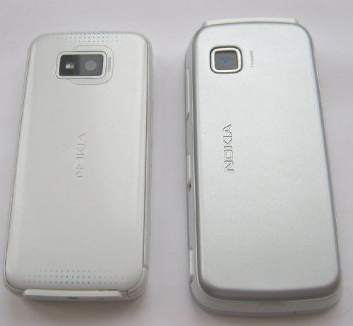 На задній панелі обох апаратів розташоване вічко камери, але у Nokia 5530 він (як і вічко спалаху) знаходиться на одному рівні із задньою панеллю, тоді як у Nokia 5230 - втоплений в корпус