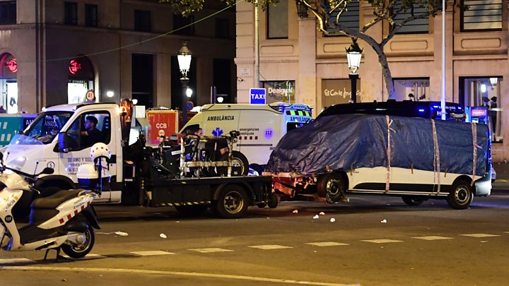 Автомобіль врізається в натовп пішоходів, а потім нападник ховається або кидається на людей з ножем - так в останні роки стали виглядати більшість терактів в Європі